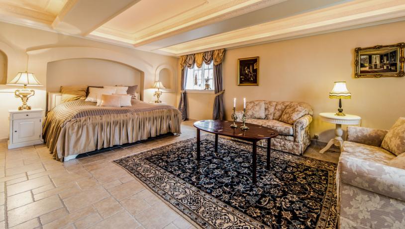 Luksuriøs suite i varme naturfarver og med hyggelig belysning fra små lamper rundt omkring.