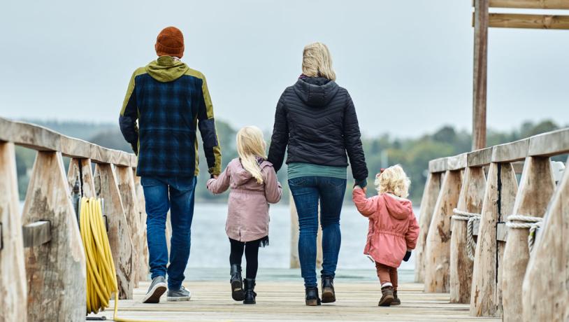 Familie på badebro i Troense på Tåsinge