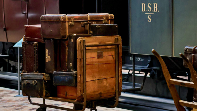 Et par gamle læderkufferter står stablet i en udstilling på Danmarks Jernbanemuseum