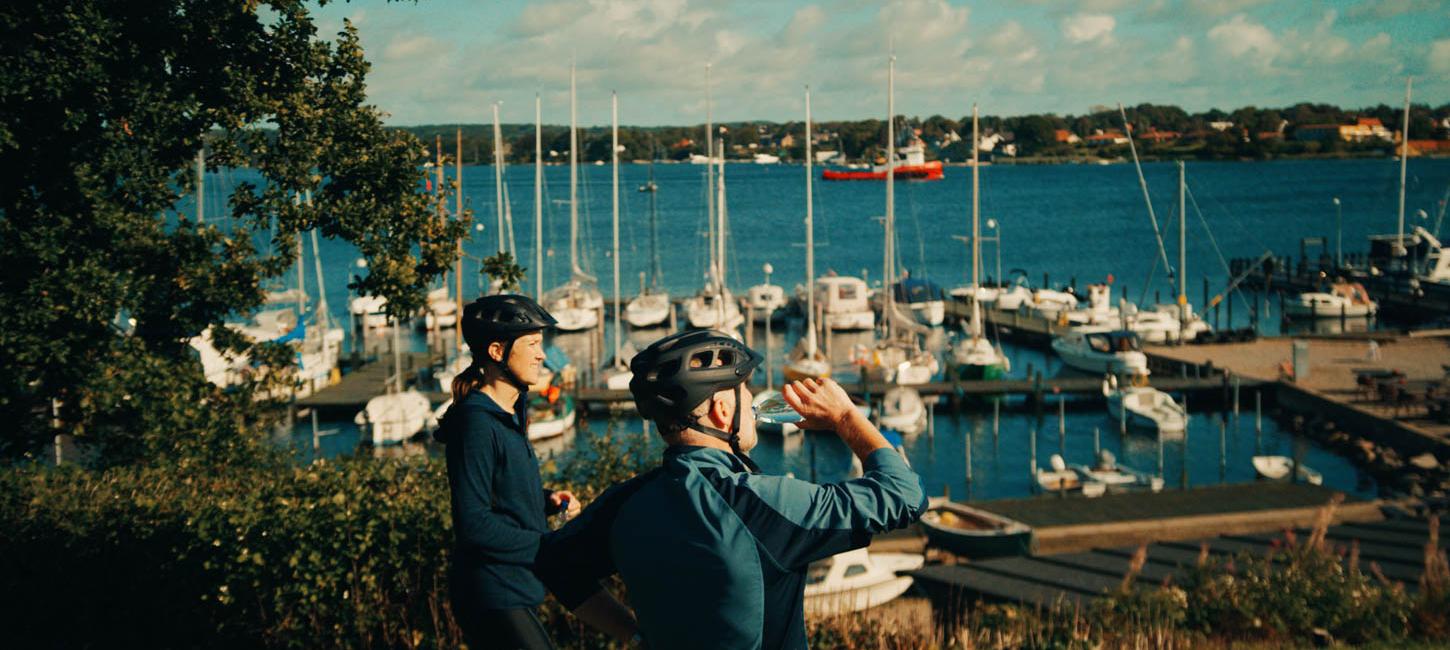 Cykelturister holder pause ved Troense Havn