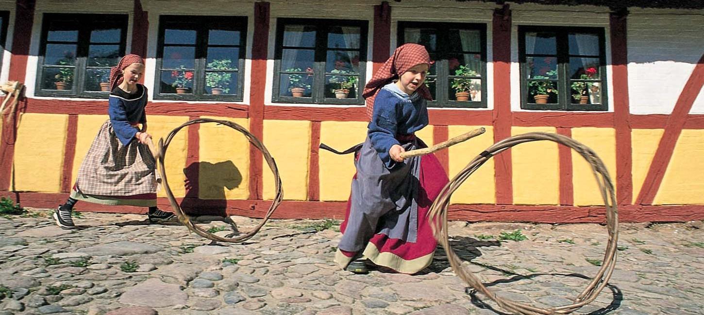 Udklædte børn leger i Den Fynske Landsby