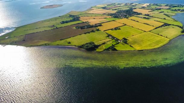 Strynø set fra oven i drone-shot med marker i forskellige grønne nuancer. 