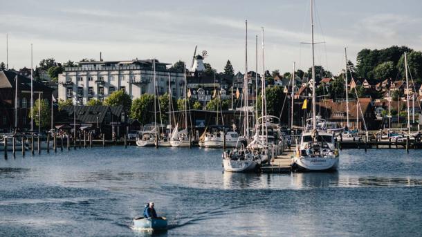 Både ligger til ved havnen i Svendborg.