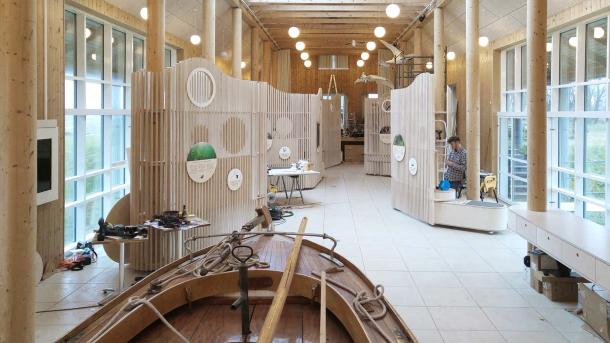 Naturudstilling “Over ø og hav” om området ved Strynø og det sydfynske øhav.  Udstillingens moduler er skabt i træ i et smukt, organisk design inspireret af naturen i området. Udstillingens design er skabt af Kvorning Design & Kommunikation. Materialer: Birkekrydsfiner.