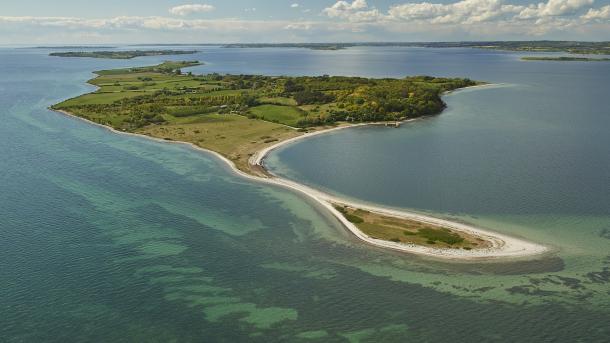 Dronefoto af Avernakø