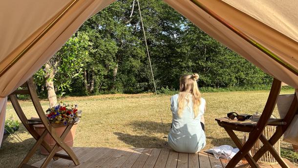 Glampingtelt med terrasse foran 