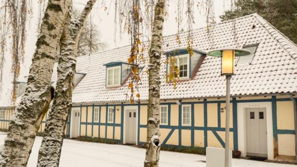 Et sneklædt stråtækt bindingsværkshus 