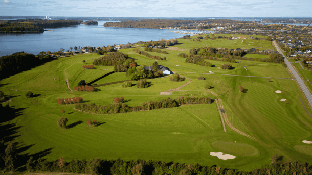 Luftfoto af golfbane tæt ved hav