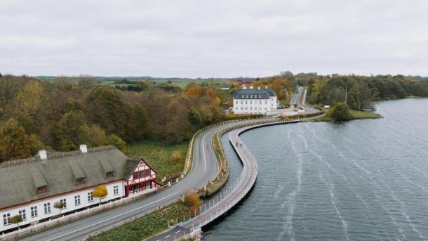 Cykelsti på søen foran Hvidkilde Gods