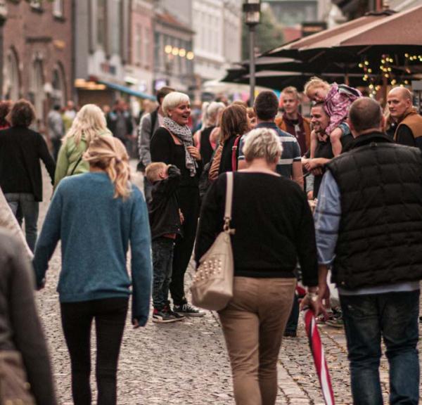 Gågade fyldt med mennesker og byliv.