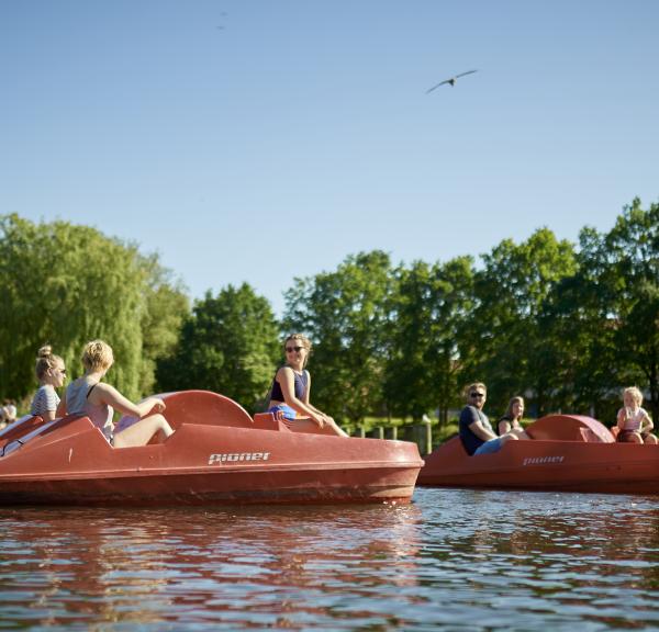 Røde vandcykler i Odense Å Ved Odense Aafart