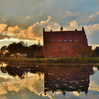 Spejling af slotshotel Broholm Slot i sø 