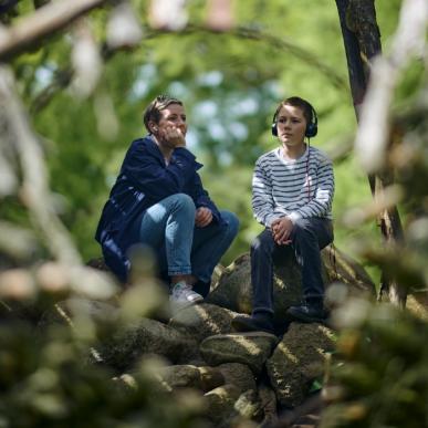 Grib kompasset og tag familien (fra 8 år) med på app-baserede forestilling "Mod strømmen" gennem 4 verdenshjørner, 117 strømforsøg og 1 luftskib.