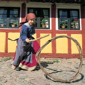 Udklædte børn leger i Den Fynske Landsby