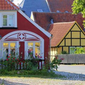 To cyklister på pilebakken i Ærøskøbing om sommeren.