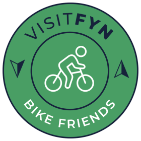 Rundt grønt logo med et cykelikon og teksten VisitFyn Bike Friends