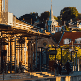 Svendborg togstation oplyst af morgenens bløde lys, der fremhæver stationens arkitektur og stille omgivelser.
