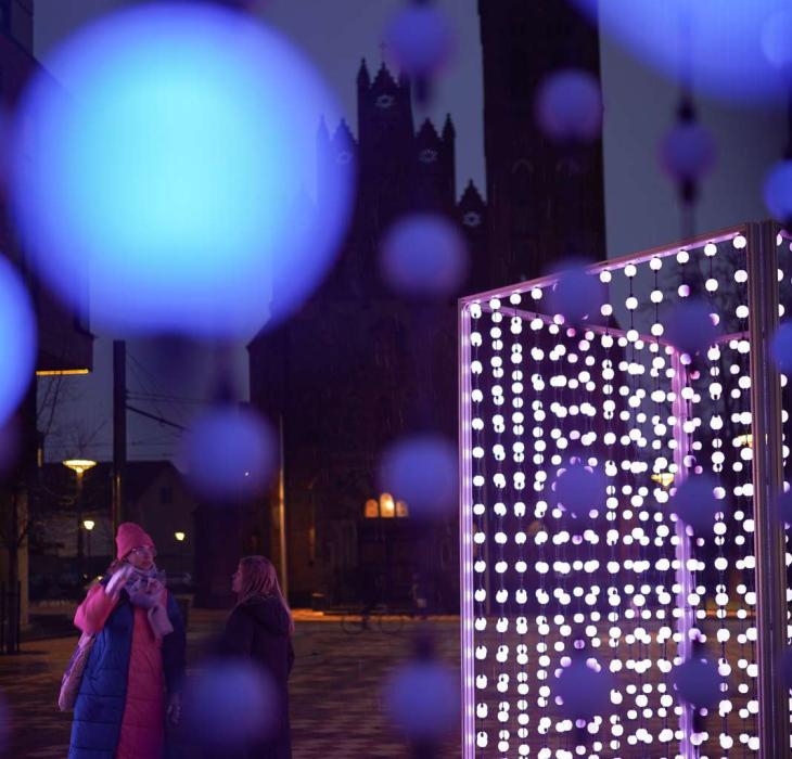 Lysinstallation med en masse små lamper